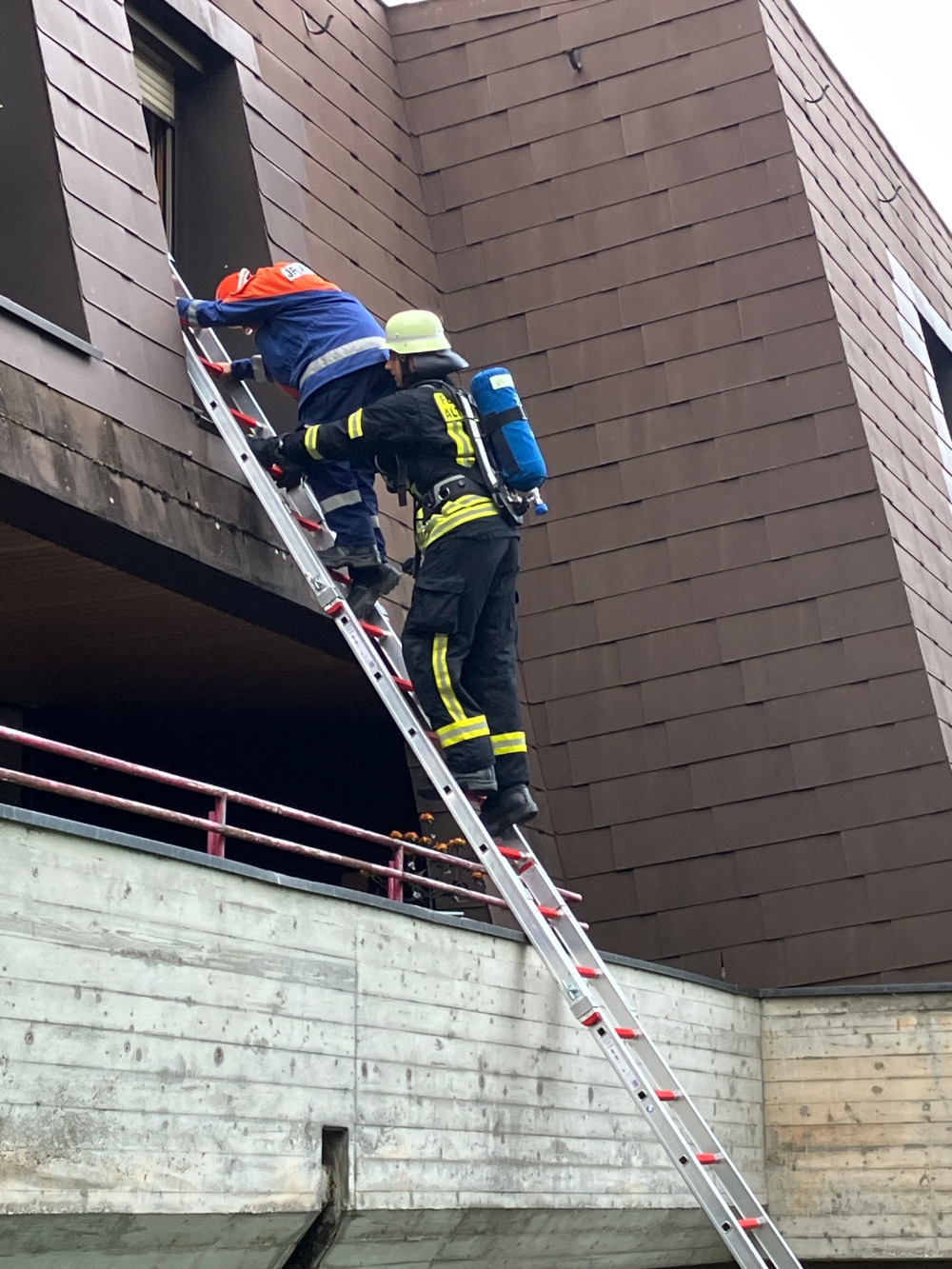 Personen auf der Rettungsleiter