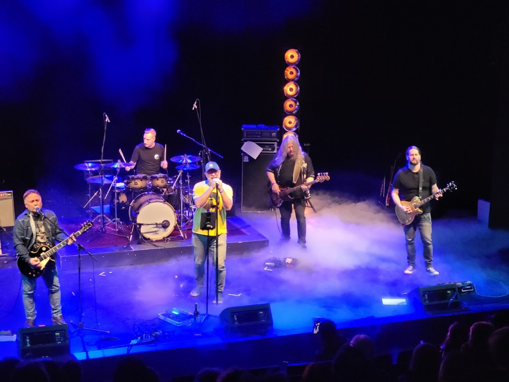 Die LTT-Band Stereobox steht auf der Bühne