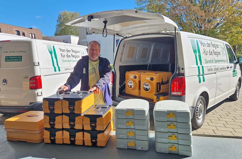 Fahrer beim Essen laden in einen Transporter