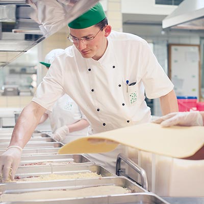 K&uuml;chenmitarbeiter in der Gro&szlig;k&uuml;che Dornahof Altshausen