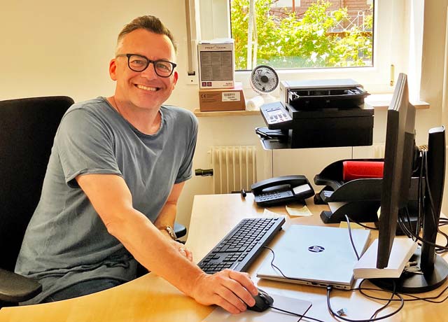 Portrait Florian Stumme am Bürotisch