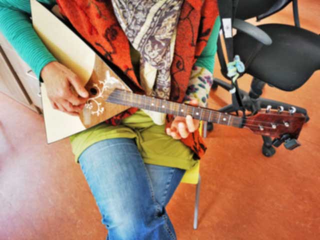 Balalaika Spielerin T&uuml;bingen Wohnungsnotfallhilfe