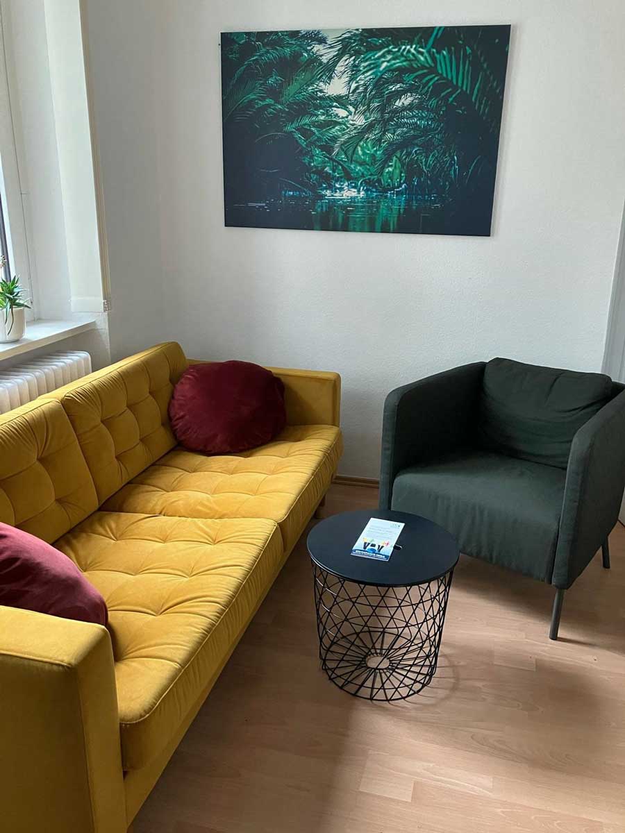 Demobild Zimmer mit Couch, Tisch und Sessel