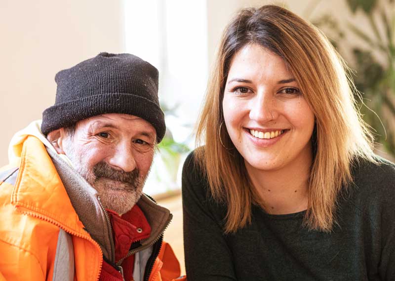 Mitarbeiterin mit Hilfesuchendem