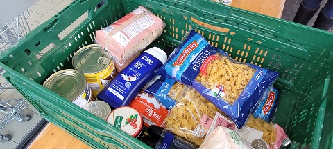 Inhalt Weihnachtsgeschenkt&uuml;ten mit Lebensmittel, Hygieneartikel und S&uuml;&szlig;igkeiten