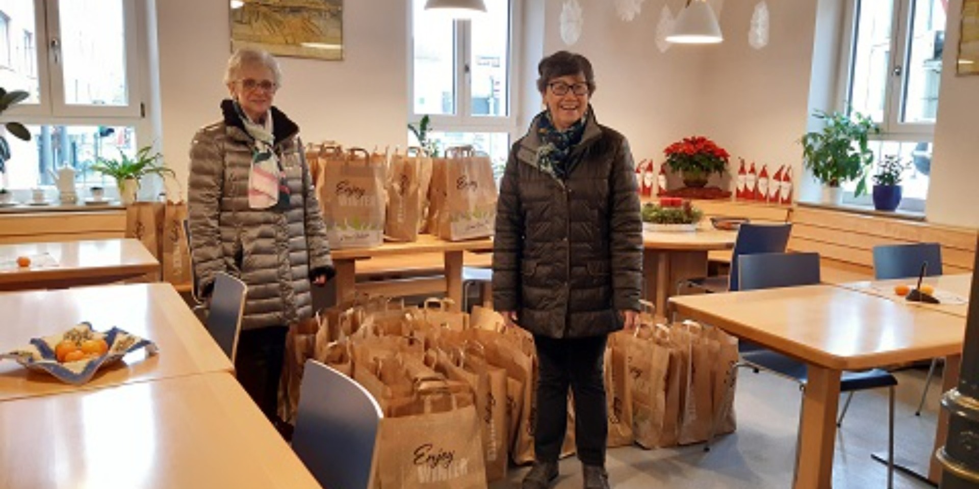Die Elisabethenfrauen Irmtraud H&auml;berle und Franziska Musch &uuml;berbrachten die T&uuml;ten.