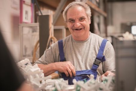 fr&ouml;hlicher &auml;lterer Herr bei der Montage