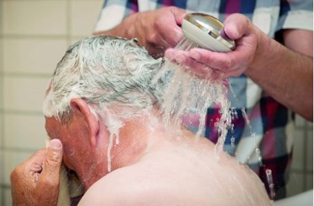 Alter Mann wird geduscht