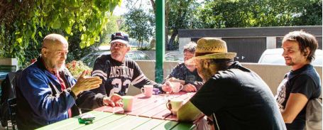 Personen am Tisch im Gespräch