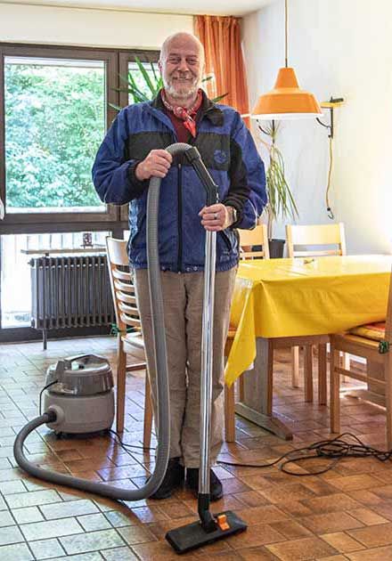 Insasse mit Staubsauger