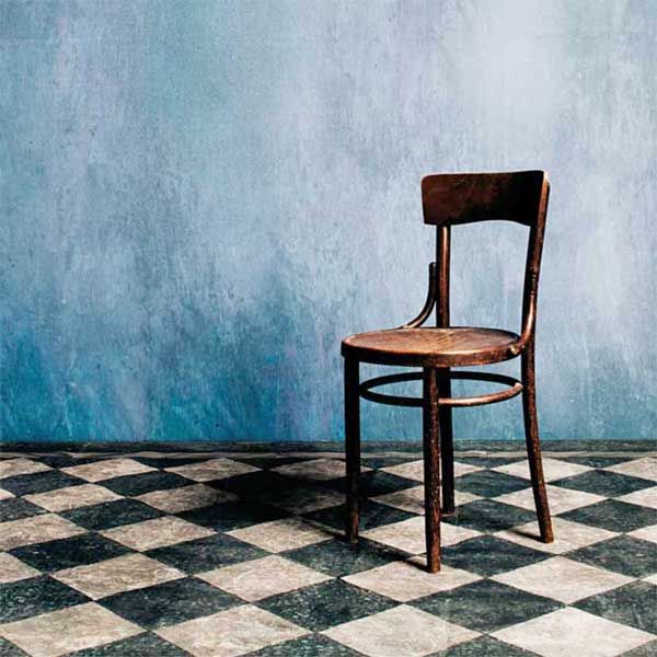 Stuhl vor blauer Wand