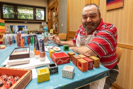 Tagestrukturierte HIlfe - Mann bei Freizeitaktivit&auml;t Malen