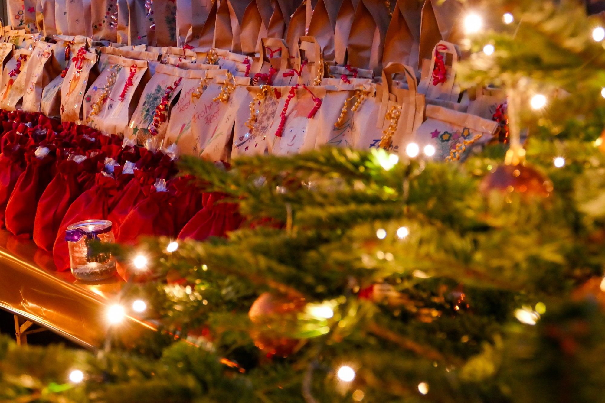 Geschenktüten und Christbaum