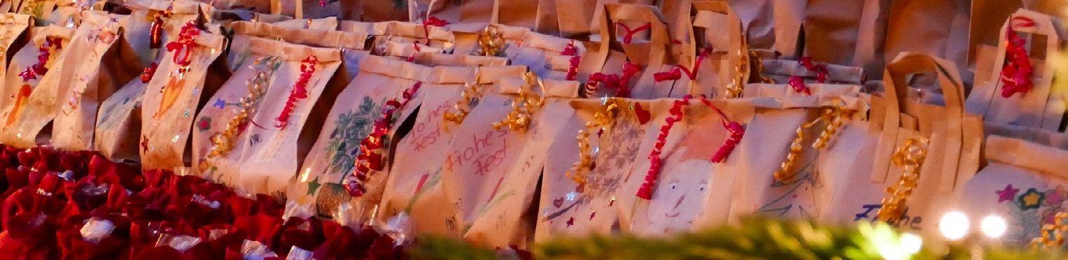 Geschenktüten und Christbaum