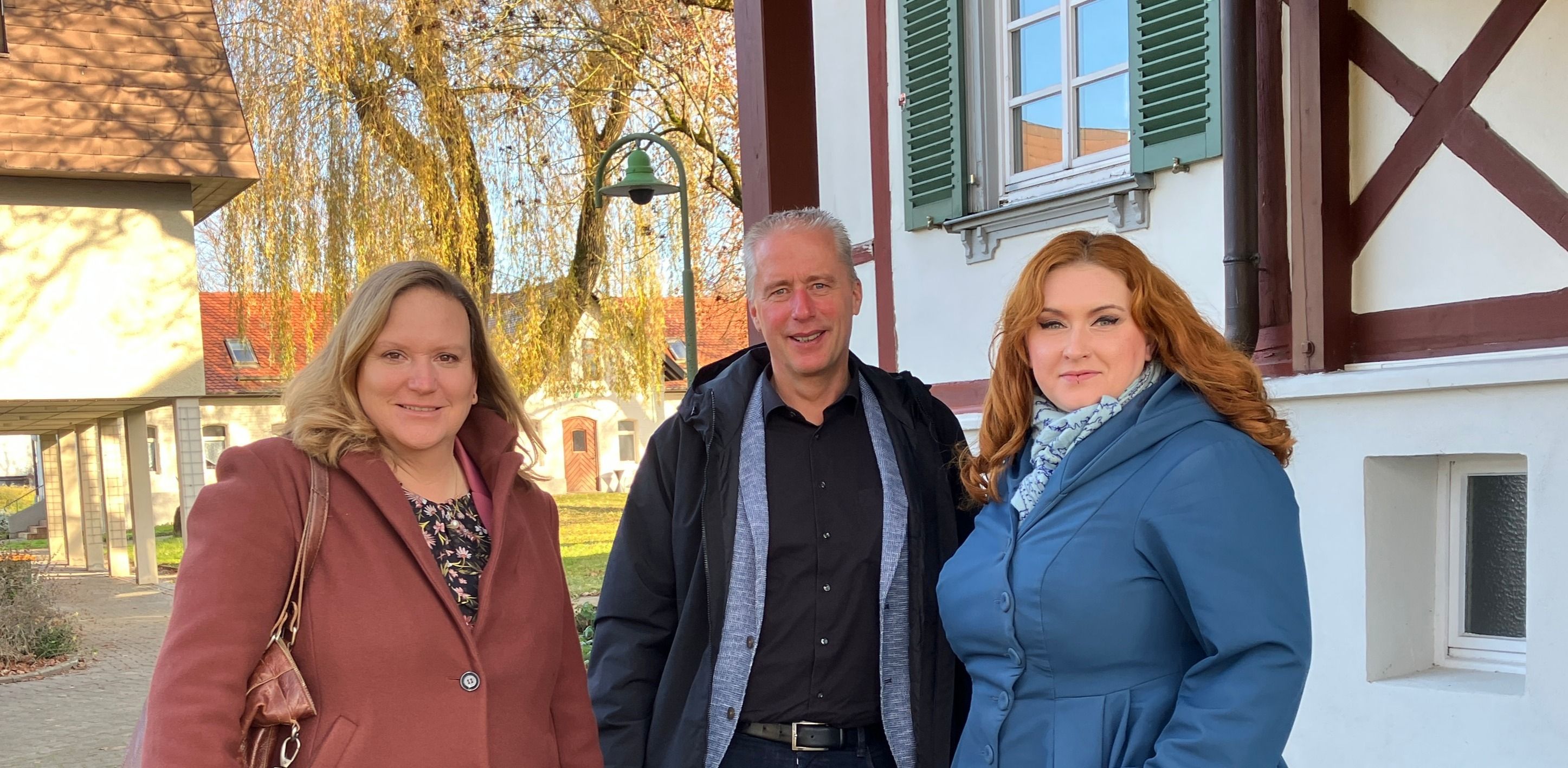 Anna Wiech, Volker Braun, Agnieszka Brugger vor dem DORNAHOF Verwaltungsgebäude