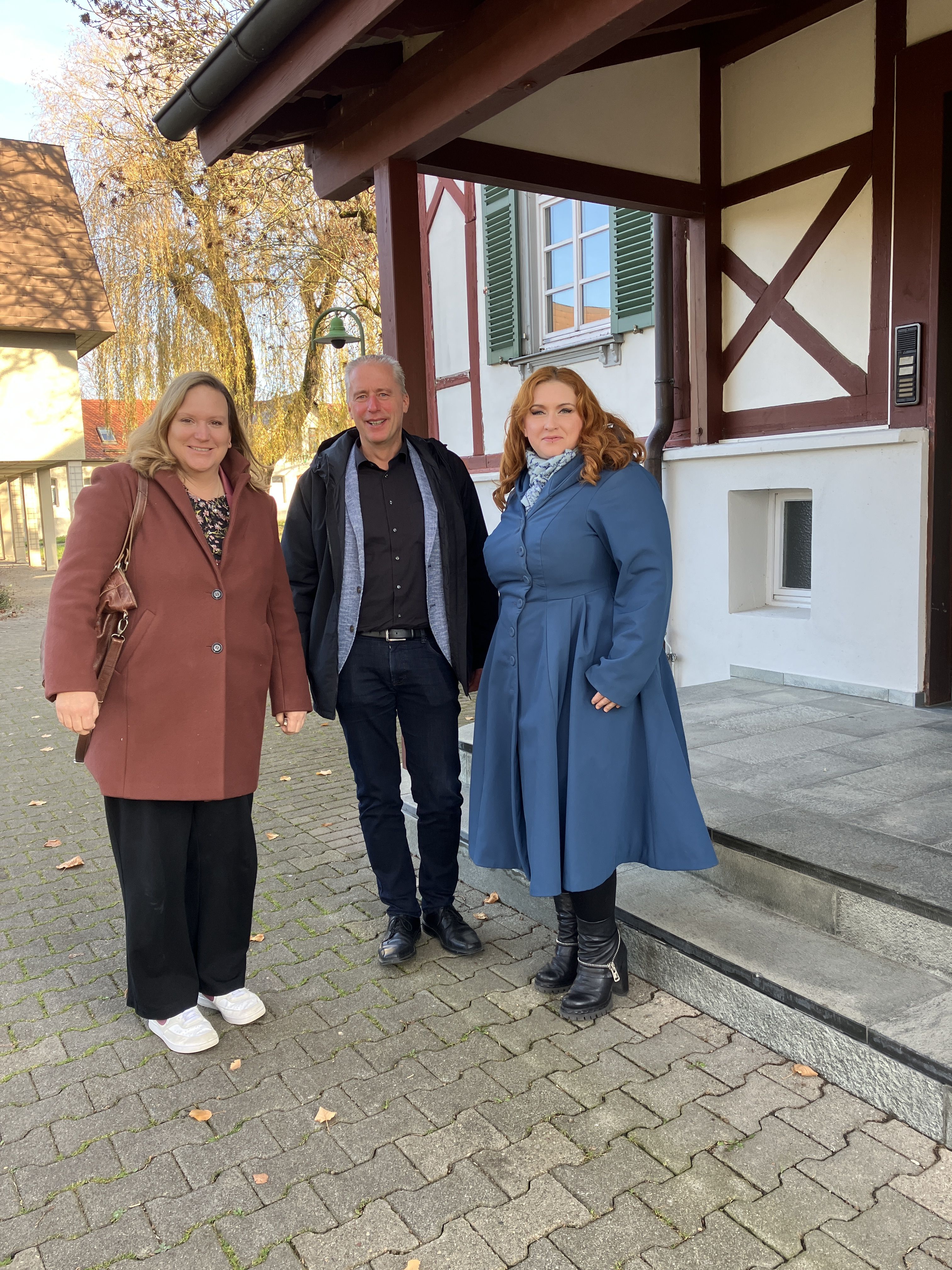 Anna Wiech, Volker Braun, Agnieszka Brugger vor dem DORNAHOF Verwaltungsgebäude