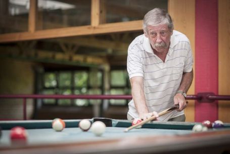 Dornahof Lanzeithilfe, Mann beim Billard